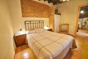 a bedroom with a large white bed in a room at El Zarzo in Fuenteheridos