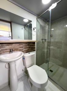 ein Badezimmer mit Toilette, Waschbecken und Dusche in der Unterkunft Hotel Adel in Manizales + 8 Fotos
