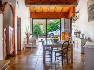 a kitchen and dining room with a table and chairs at Le Cocon in Villalier
