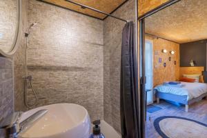 ein Badezimmer mit Dusche und Waschbecken in der Unterkunft Studio 315 in Villeneuve-de-Berg + 20 Fotos