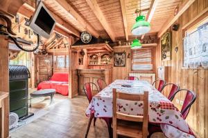 a dining room with a table and chairs at Chalet 6p Classique - L'Erable in Verchaix