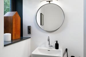 a bathroom with a white sink and a mirror at Schicke neue Ferienwohnung, Meppen in Meppen