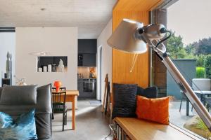 a living room and kitchen with a table and chairs at Schicke neue Ferienwohnung, Meppen in Meppen