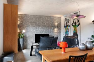 a living room with a table and a fireplace at Schicke neue Ferienwohnung, Meppen in Meppen