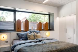 a bedroom with a bed and a large window at Schicke neue Ferienwohnung, Meppen in Meppen