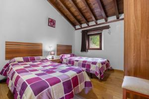 a bedroom with two beds and a window at La Plazuca Cerrucao in Selaya