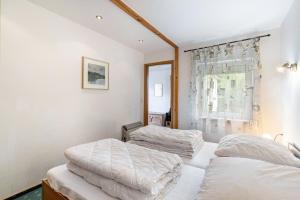 a bedroom with two beds and a window at Bungalow 71 in Zeulenroda