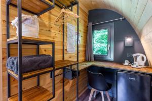 a room with bunk beds in a tiny house at Pod bois insolite & terrasse nature in Touët-sur-Var