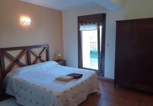 a bedroom with a bed and an open door at Lokate 2 Habitaciones in Aia