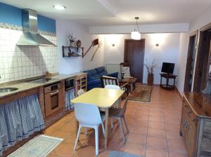 a kitchen and living room with a table and chairs at Lokate 2 Habitaciones in Aia