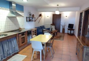 a kitchen and living room with a table and chairs at Lokate 2 Habitaciones in Aia