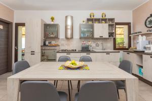 a kitchen with a table with a bowl of fruit on it at Pentefur Suite Savoca in Savoca