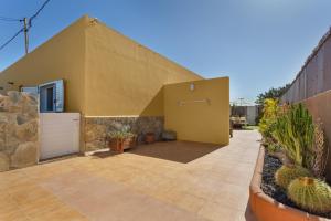 a small yellow house with a patio and cactus at Apt Rural Zona Céntrica Isla in Puerto del Rosario