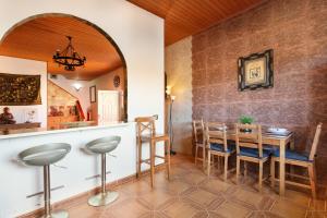 a kitchen and dining room with a table and chairs at Apt Rural Zona Céntrica Isla in Puerto del Rosario
