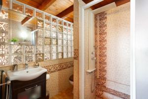 a bathroom with a sink and a shower at Apt Rural Zona Céntrica Isla in Puerto del Rosario +17 photos