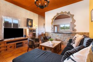 a living room with a couch and a tv at Apt Rural Zona Céntrica Isla in Puerto del Rosario