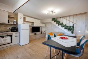 a kitchen and dining room with a table and chairs at Villa Marzla in Cassano delle Murge