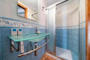 ein Badezimmer mit Waschbecken und Dusche in der Unterkunft Cal Cosials in La Morera de Montsant + 37 Fotos