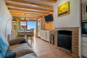 ein Wohnzimmer mit Kamin und Fernseher in der Unterkunft Cal Cosials in La Morera de Montsant