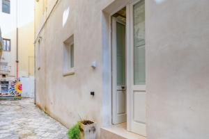 ein Eingang zu einem Gebäude mit offener Tür in der Unterkunft Antony Suite Strada in Lecce