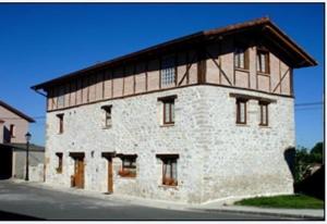 a large brick building with a gambrel roof at Zadorra Etxea Casa in Salvatierra