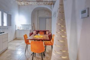 eine Küche und ein Esszimmer mit Tisch und Stühlen in der Unterkunft Antony Suite Strada in Lecce