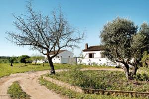 a dirt road in front of a white house at Las Calas de Roche in Roche