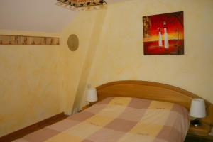 a bedroom with a bed and a painting on the wall at Le Genévrier - Gites Rocheflamme in La Malène +11 photos