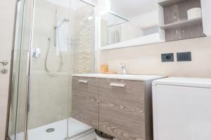 a bathroom with a shower and a sink at Il Mondo di Patty 3 in Pera +19 photos