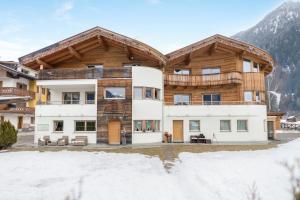 a house in the mountains with snow at Il Mondo di Patty 3 in Pera