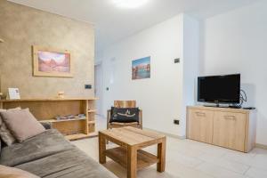 a living room with a couch and a tv at Il Mondo di Patty 3 in Pera