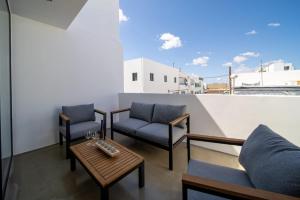 a balcony with two chairs and a coffee table at Kay lava in Famara
