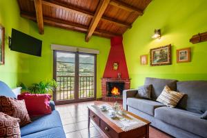 ein Wohnzimmer mit zwei Sofas und einem Kamin in der Unterkunft Socastillo B in Bárzana