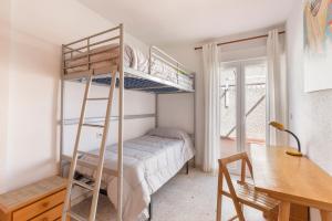 a bedroom with a bunk bed and a desk at Hygee in San Javier
