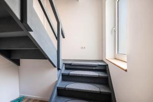 a staircase in a small room with two seats at Die Alter Schwede Wohnung 3 in Vechta