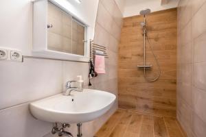 a bathroom with a sink and a shower at Die Alter Schwede Wohnung 3 in Vechta +18 photos