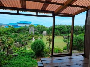 a view of a garden from a screened in porch at Spring Garden Wando in Wando +1 photo