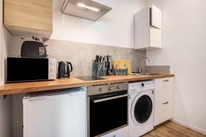 a kitchen with a washer and dryer at Die Alter Schwede Wohnung 3 in Vechta