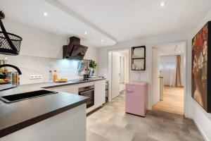 a kitchen with a pink refrigerator in a room at Modern und gemütlich- in Teningen in Teningen