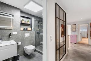 a bathroom with a toilet and a sink at Modern und gemütlich- in Teningen in Teningen
