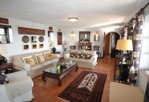 a living room with couches and a coffee table at Finca el Volcan in Mácher