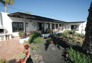 a house with a courtyard with plants in front of it at Finca el Volcan in Mácher
