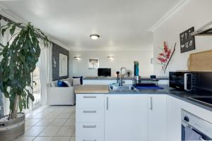 a kitchen with white cabinets and a sink at El Almendro in Puntagorda