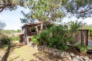 an old house with a fence and trees at La chambre L'ile de Tom in Lège-Cap-Ferret