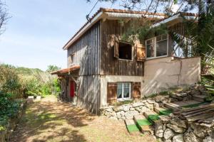 an old house with a stone wall at La chambre L'ile de Tom in Lège-Cap-Ferret