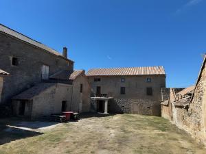 an empty courtyard in an old stone building at Domaine avec vue cirque du Levancou in Saint-Georges-de-Luzençon