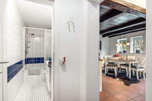 a bathroom with a shower and a dining room at Wie Bei Muddi in Lübbecke +18 photos