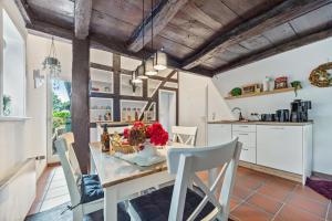 a kitchen and dining room with a table and chairs at Wie Bei Muddi in Lübbecke