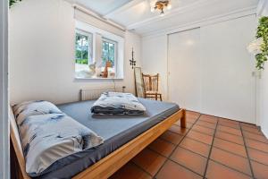 a small bedroom with a bed and a chair at Wie Bei Muddi in Lübbecke