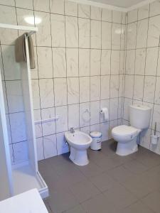 a bathroom with two toilets and a sink at Casa do Rossio in Fajazinha +11 photos